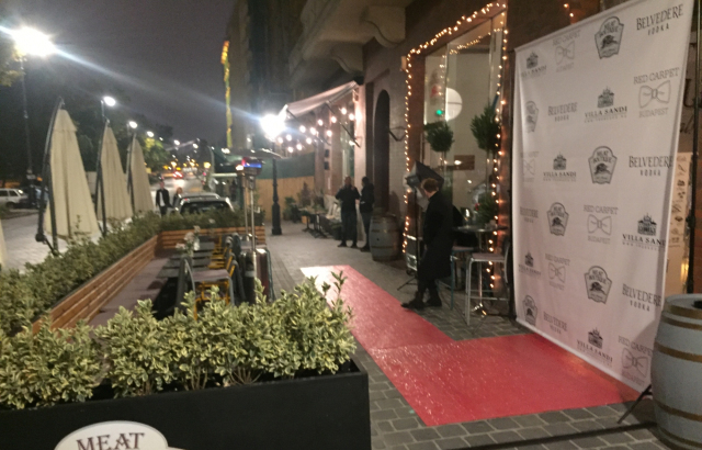 Vörös szőnyeg fotózáshoz