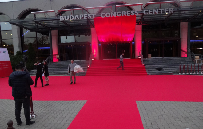 Voros-szonyeg-berles-ceges-rendezveny